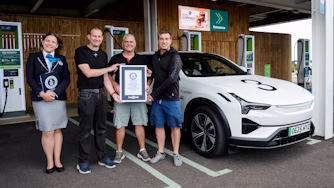Personer står framför en vit Polestar 3 med ett diplom från Guinness world record