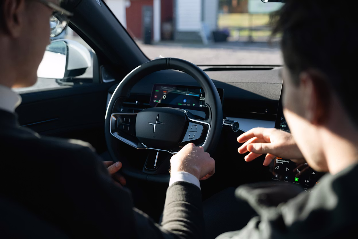 Kund provkör Polestar med specialist bredvid sett innifrån kupén