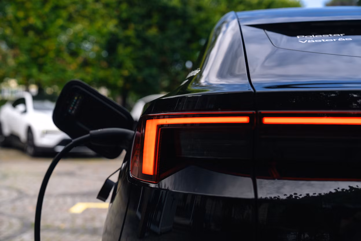 Svart Polestar 2 sedd bakifrån med laddkabel