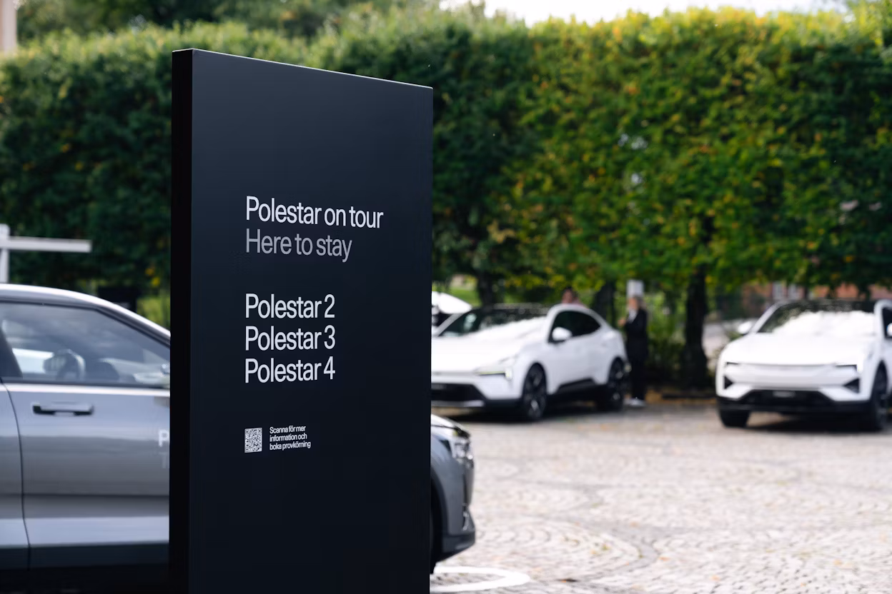 Svart pylon med information om provkörningsturnén