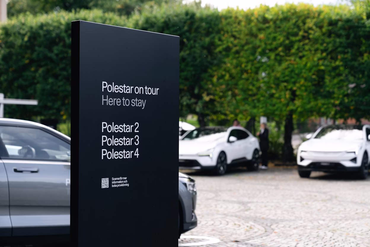 Svart pylon med information om provkörningsturnén