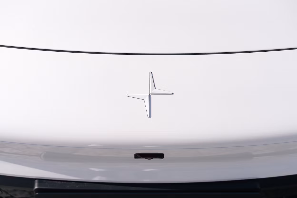 Vit Polestar 4, fronten