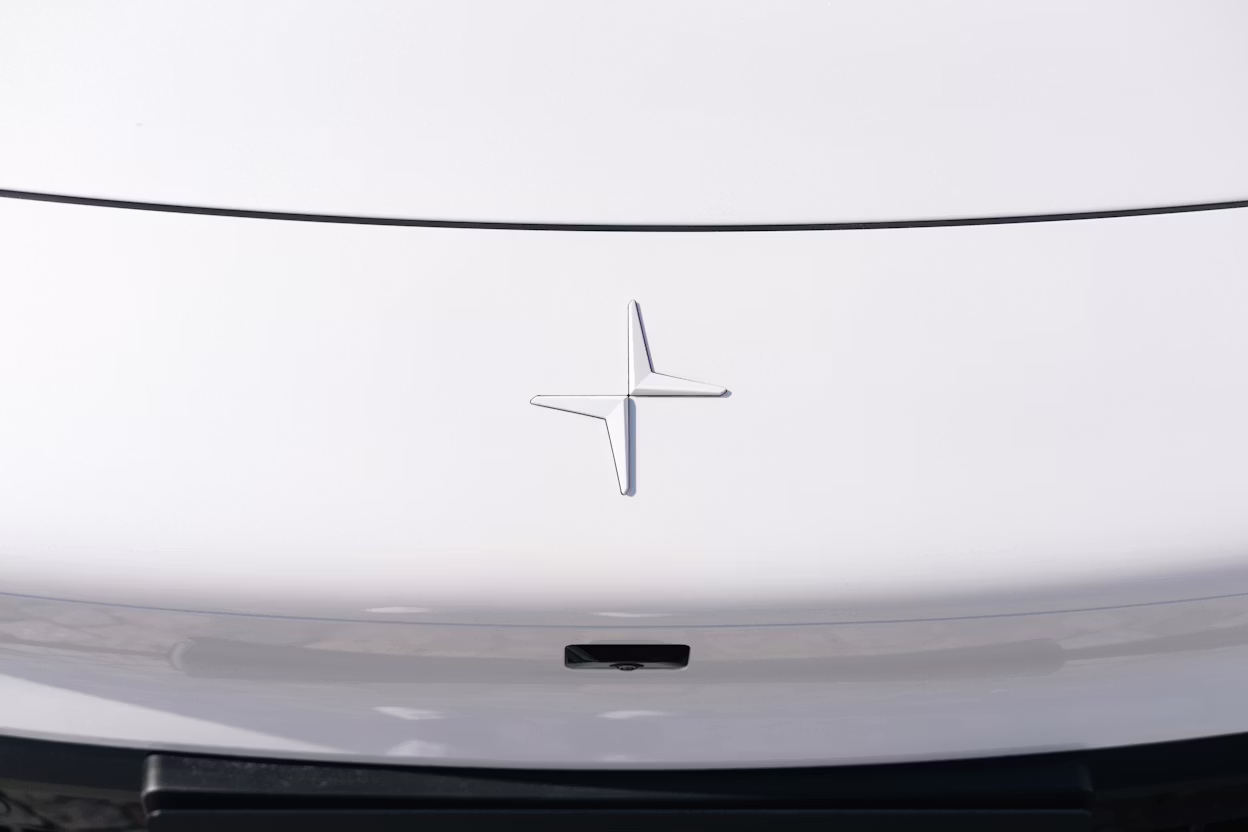 Vit Polestar 4, fronten