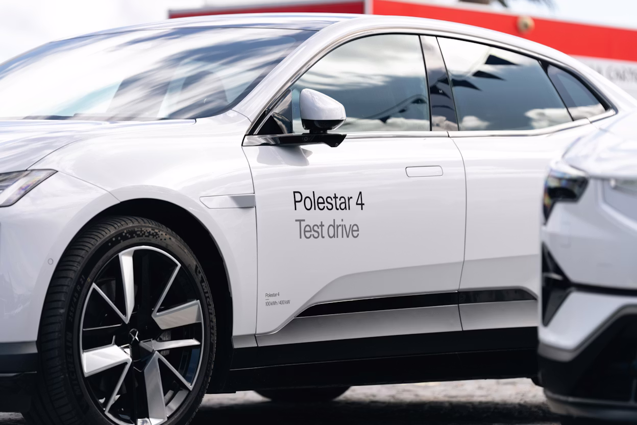 Vit Polestar 4, provkörningsbil