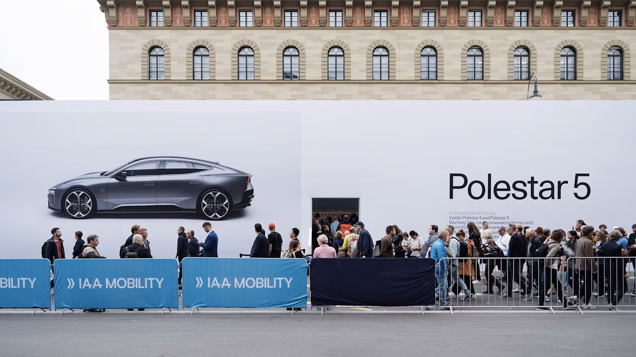 Buiten het Polestar Experience Lab in München