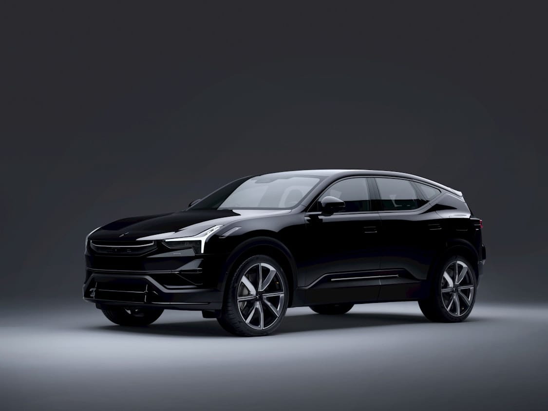 Zwarte Polestar 3 vanaf zijaanzicht.