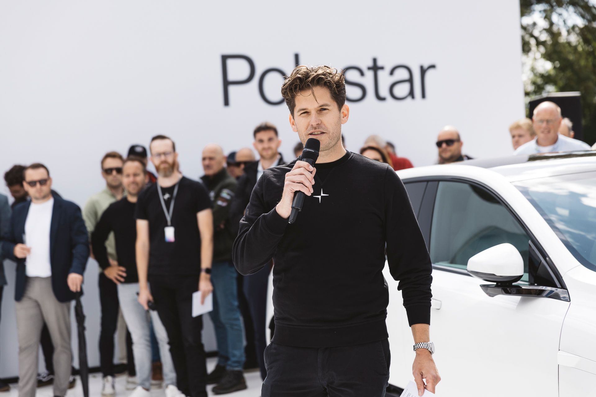 Head of Marketing van Polestar Nederland Stephan Dekker praat in de microfoon.
