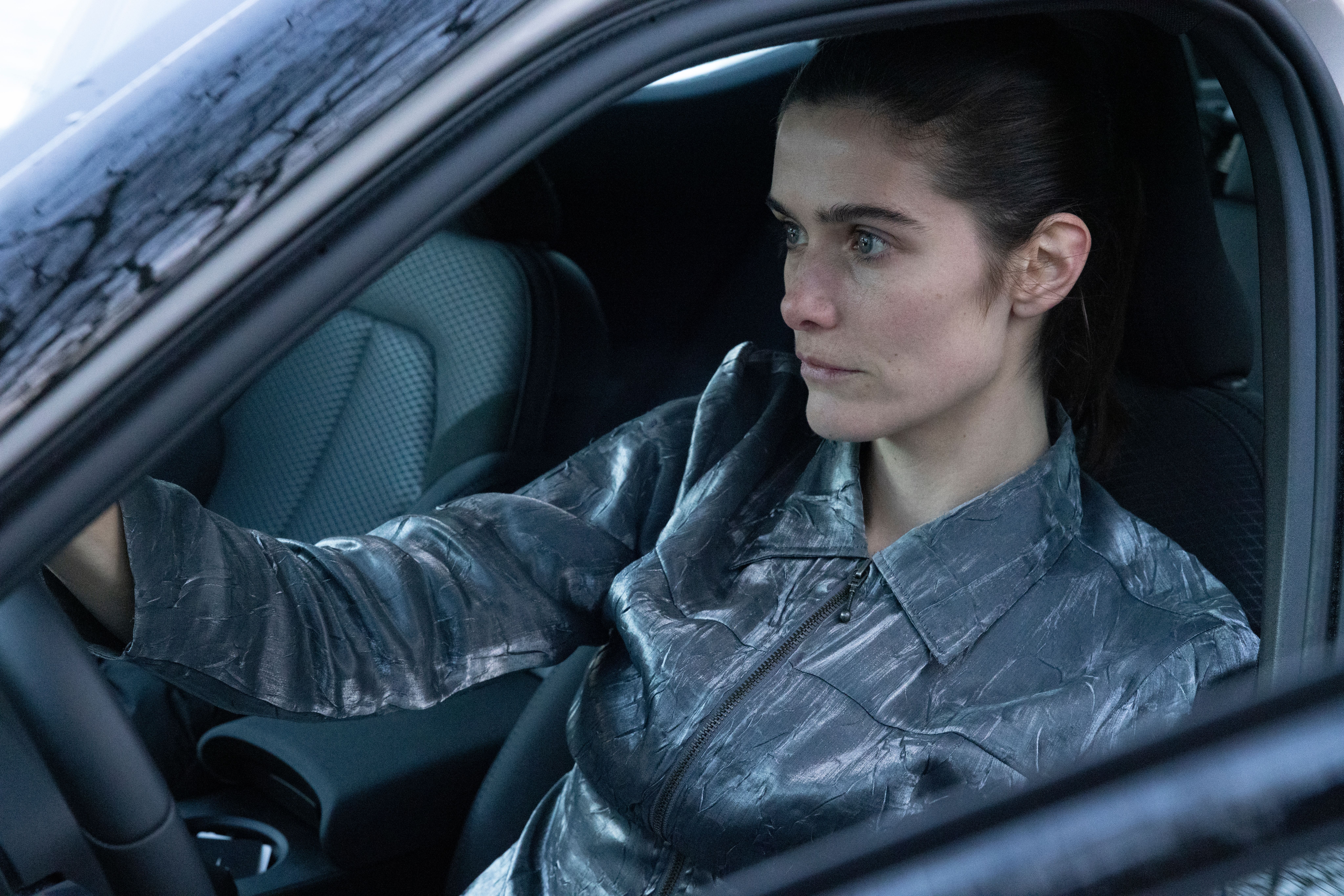 Kiki Boreel achter het stuur van de Polestar 2.