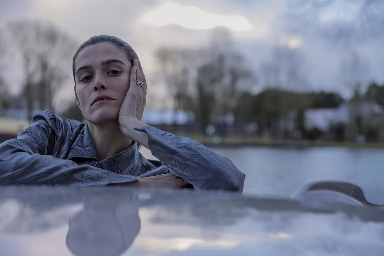 Kiki Boreel staat naast de Polestar 2.