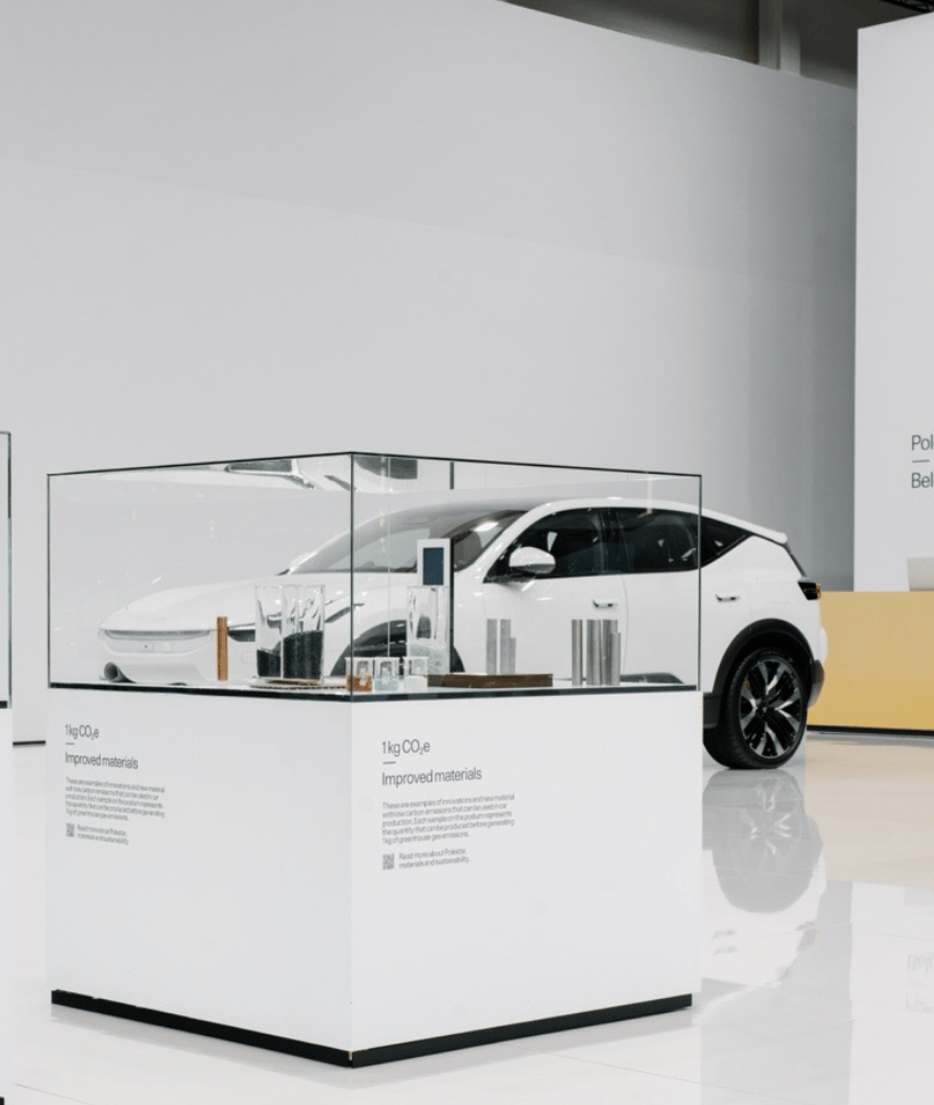 Polestar staat geparkeerd in een grote ruimte.