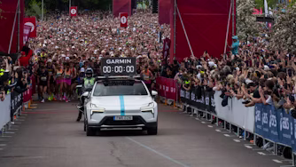 Vit Polestar 4 står som klockbil vid starten av Göteborgsvarvet 2026