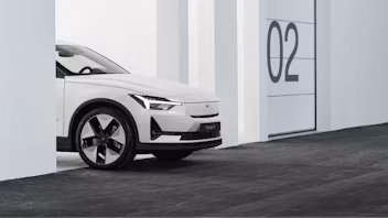 Een witte Polestar 2 in een garage.