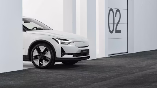 Een witte Polestar 2 in een garage.