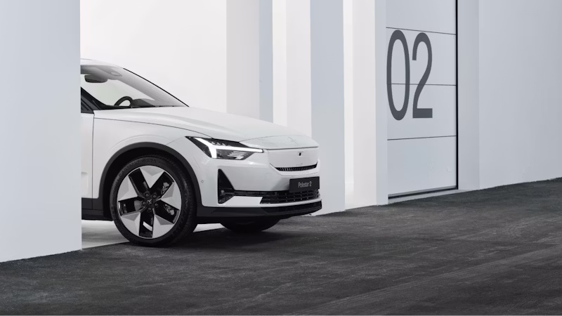 Een witte Polestar 2 in een garage.