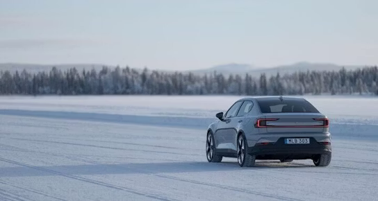 Achterkant van de Polestar 2 in de sneeuw