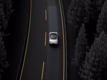 Animated Polestar 4 showcasing the functionality of Pilot Assist