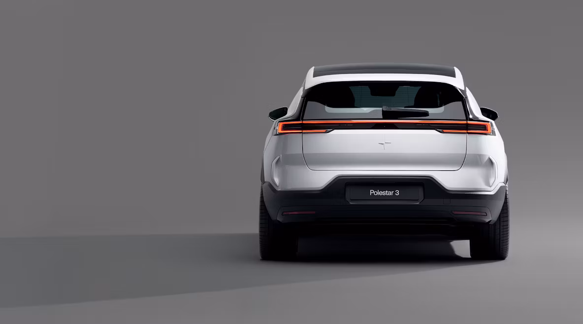 The back of Polestar 3 in Magnesium colour standing in a grey background.