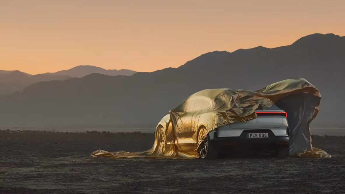 Polestar 4 in witte kleur met een gouden stof die van het oppervlak glijdt.