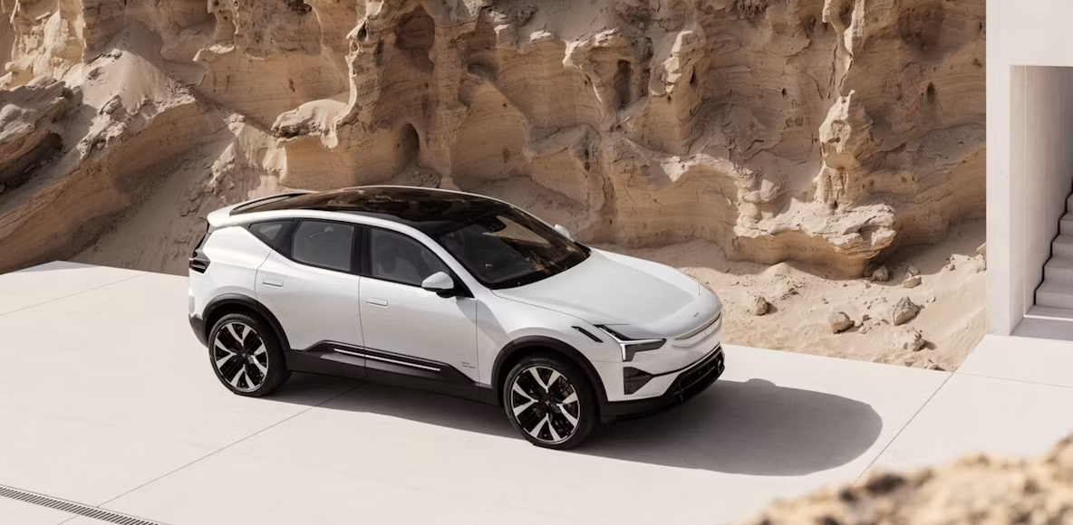 Polestar 3 vanaf zijaanzicht staat voor een rotswand