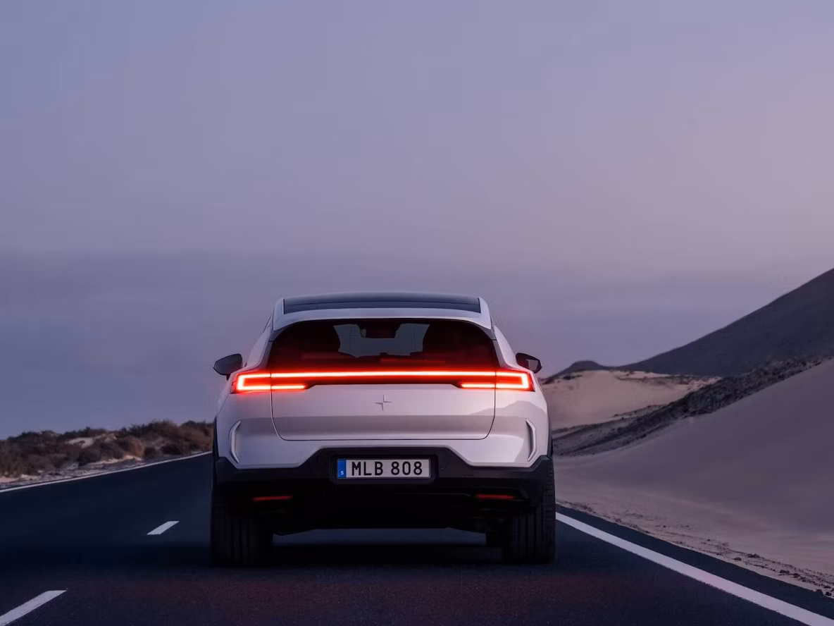 La Polestar 3 vu de derrière sur une route au crépuscule.