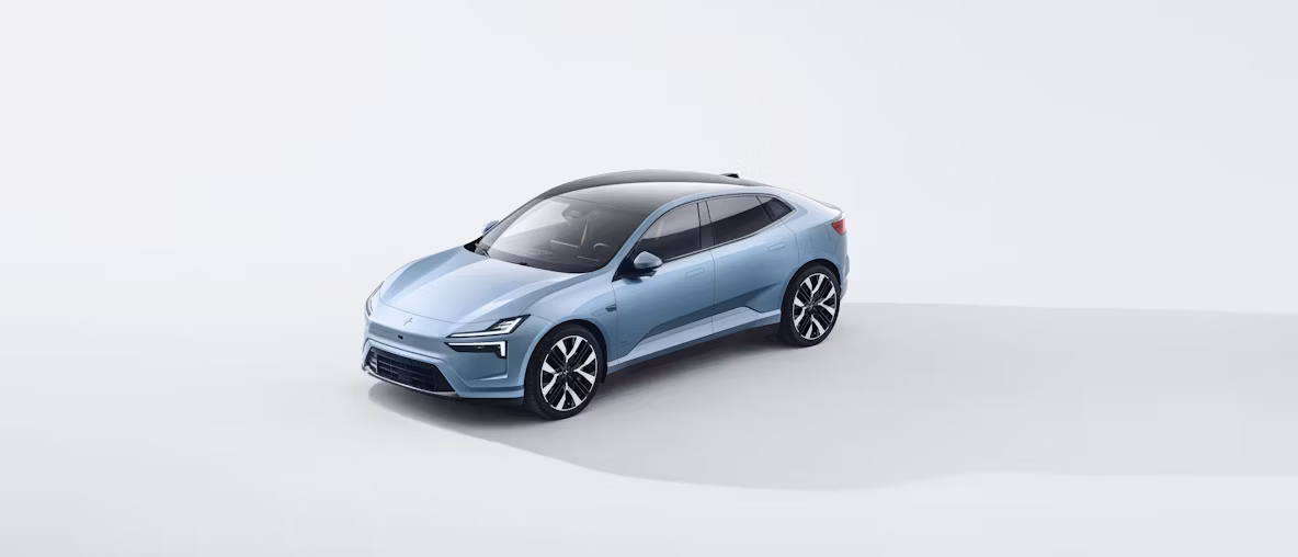 Studioaufnahme von Polestar 4 in Electron vor weissem Hintergrund.