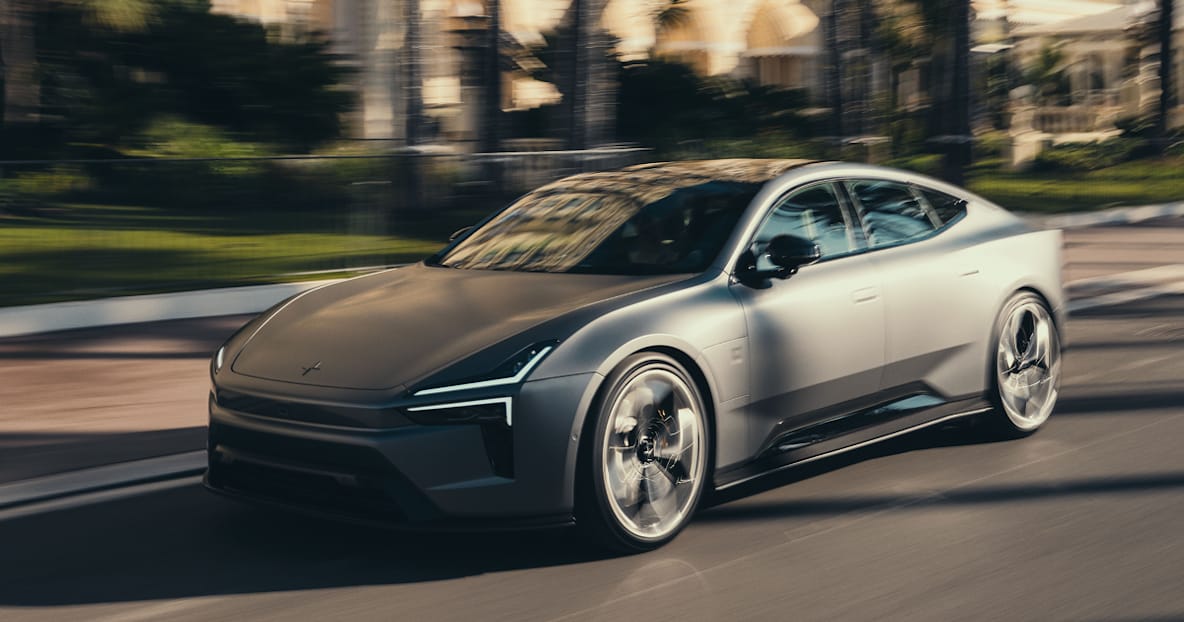 Polestar 5 rijdt op een weg met palmbomen in de middenberm.