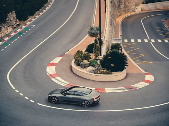 Polestar 5 rijdt op een circuit in de bocht.