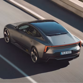 Polestar 5 rijdt op een weg.