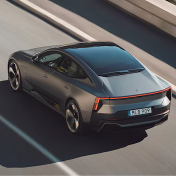 Polestar 5 rijdt op een weg.