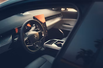 Het interieur van een Polestar 5 met focus op dashboard