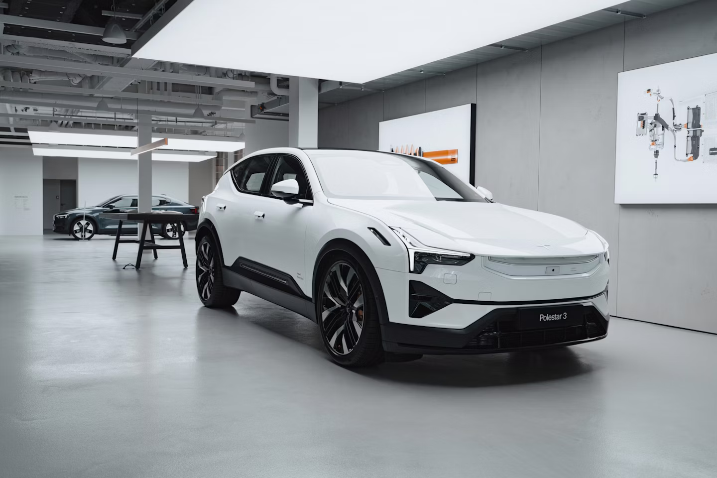 Polestar 2 und 3 in einem Polestar Showroom.