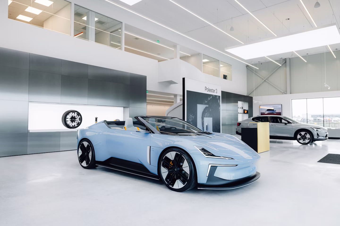 Polestar 6 conceptroadster in een showroom.