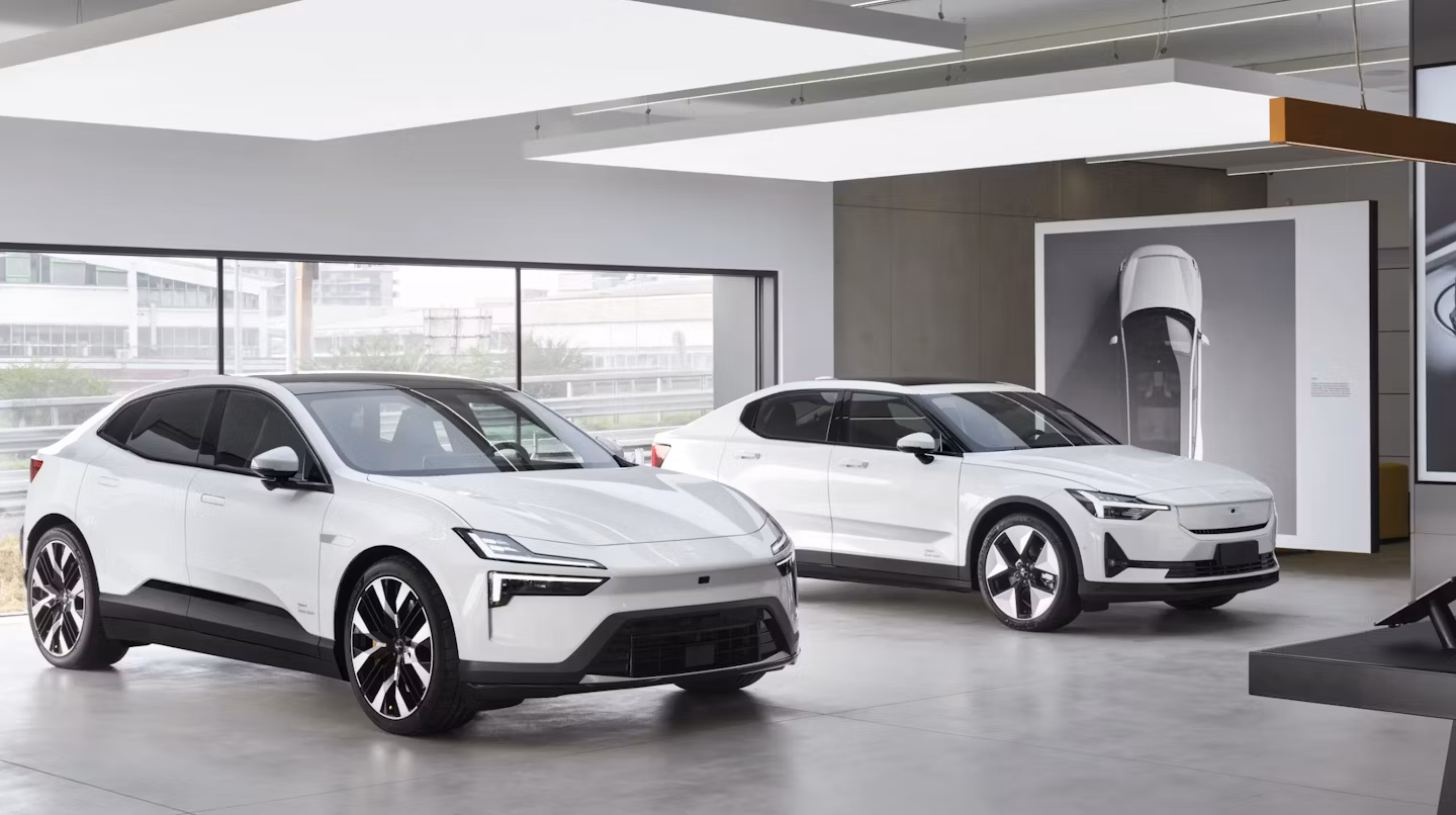 Witte Polestar 2 en witte Polestar 3 vooraanzicht in een showroom.