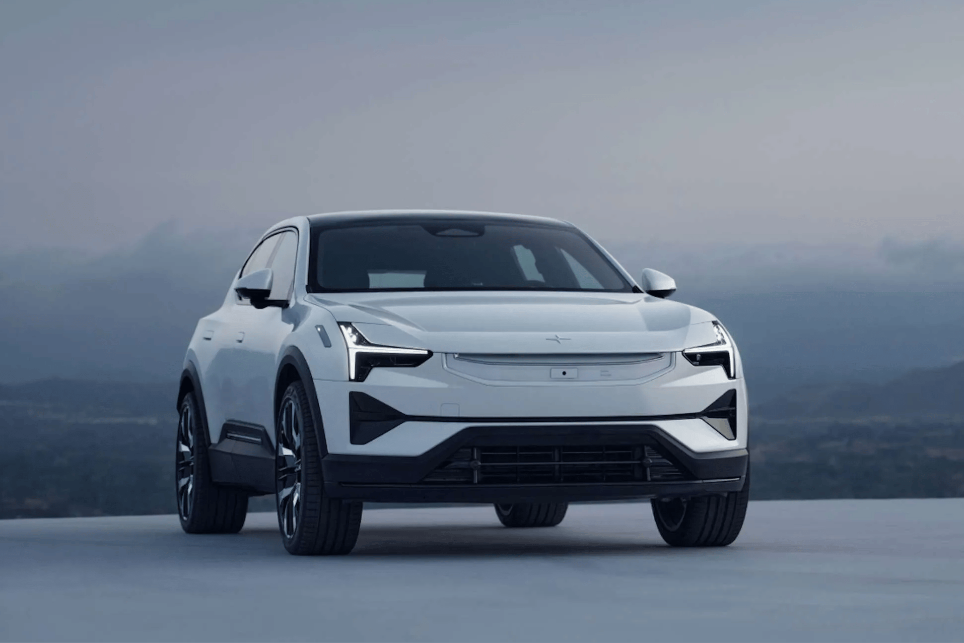 Polestar 3 staat op een platform met berglandschap op de achtergrond.