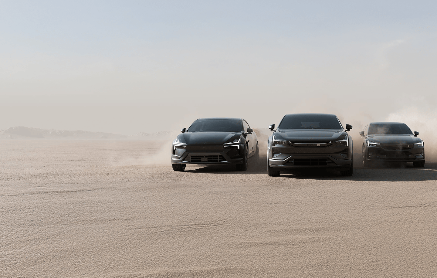 Polestar 2, 3 e 4 nel colore Space, una accanto all’altra nel deserto.