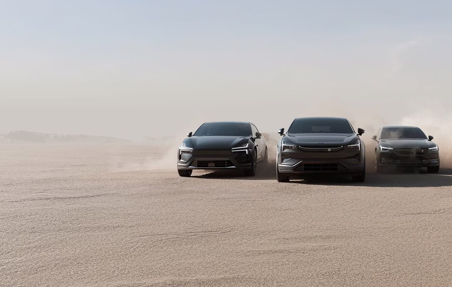 Polestar 2, 3 e 4 nel colore Space, una accanto all’altra nel deserto.