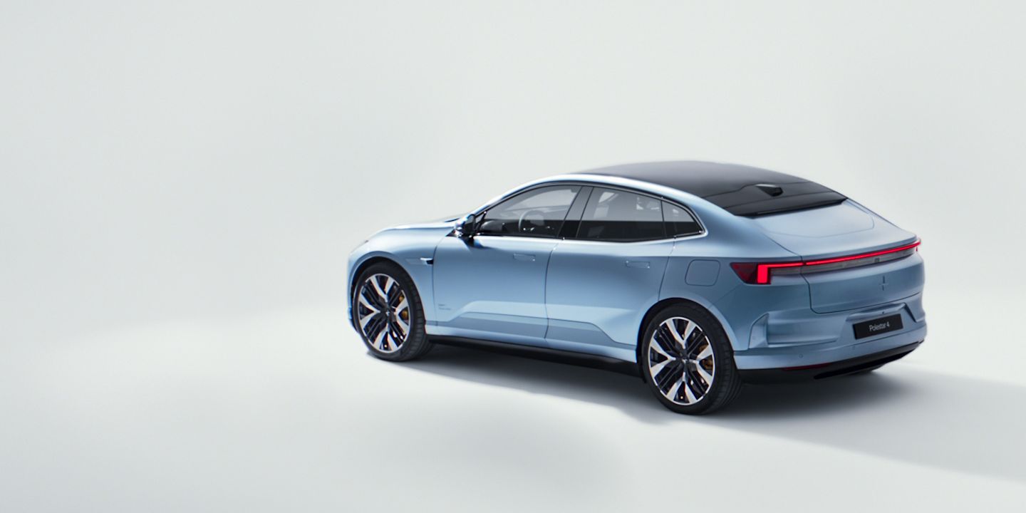 Polestar 4이 다양한 각도로 소개되었습니다.