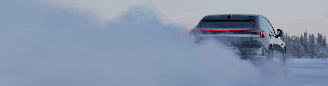 Polestar 4 in der Farbe Storm von hinten im Schnee.