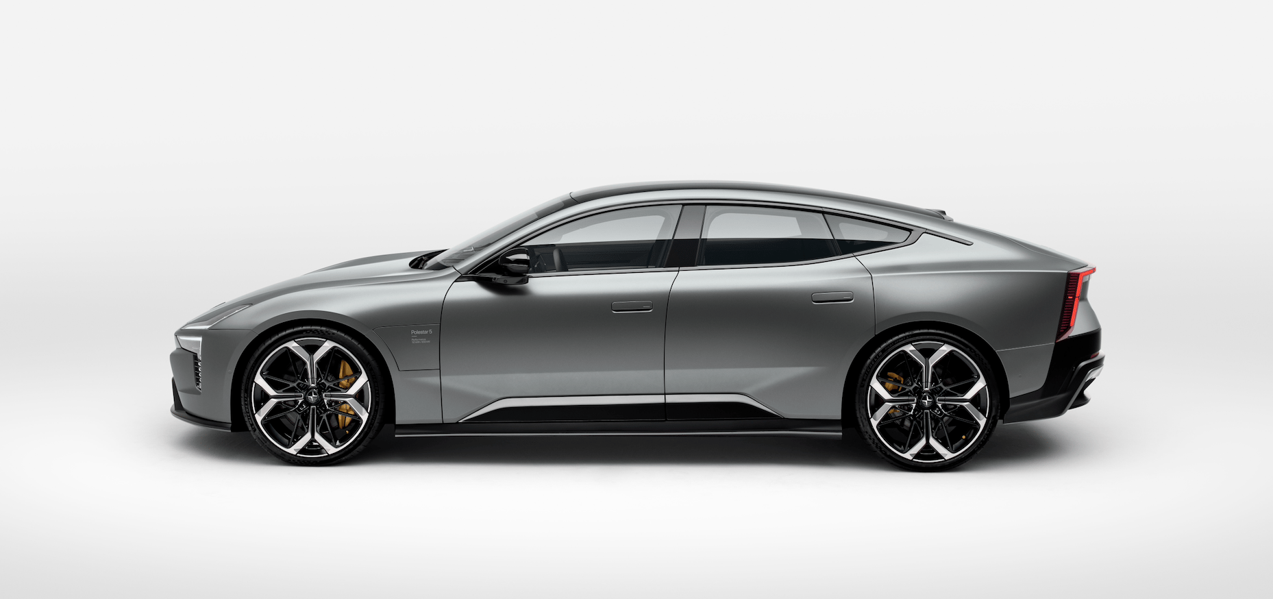 Polestar 5 langs zijkant.