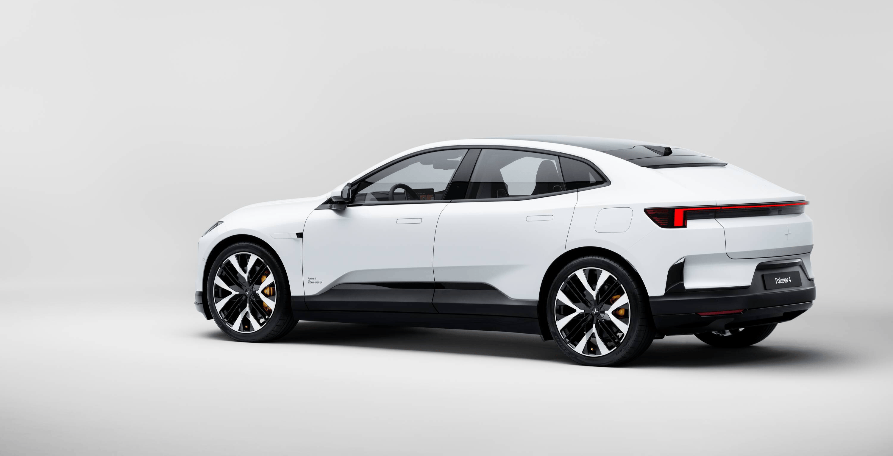 Zijaanzicht van de Polestar 4.