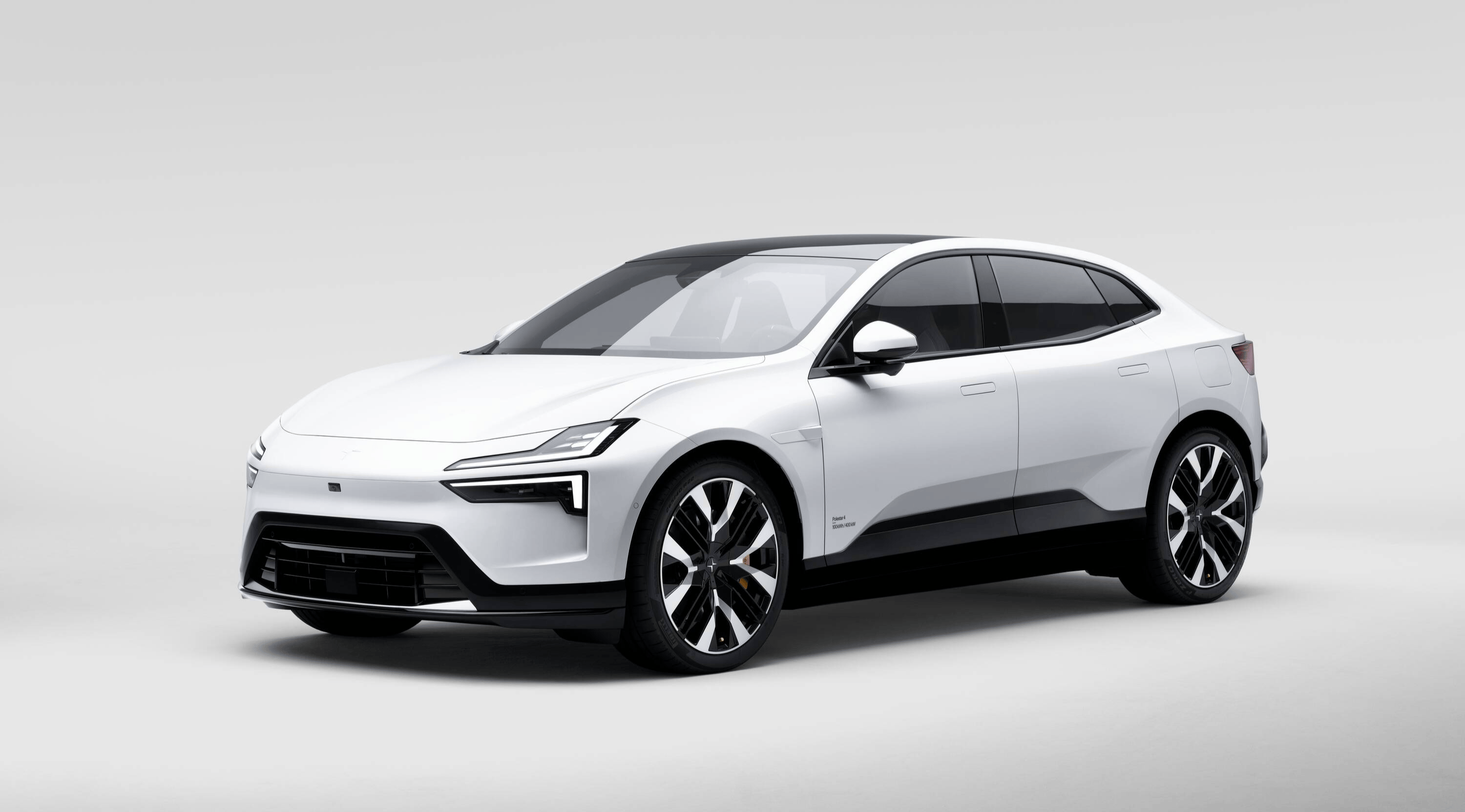 Zijaanzicht van de Polestar 4.