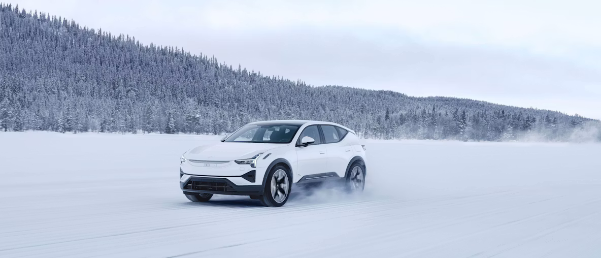 Polestar 3 in der Farbe Snow schräg von vorne auf einem schneebedeckten Feld.