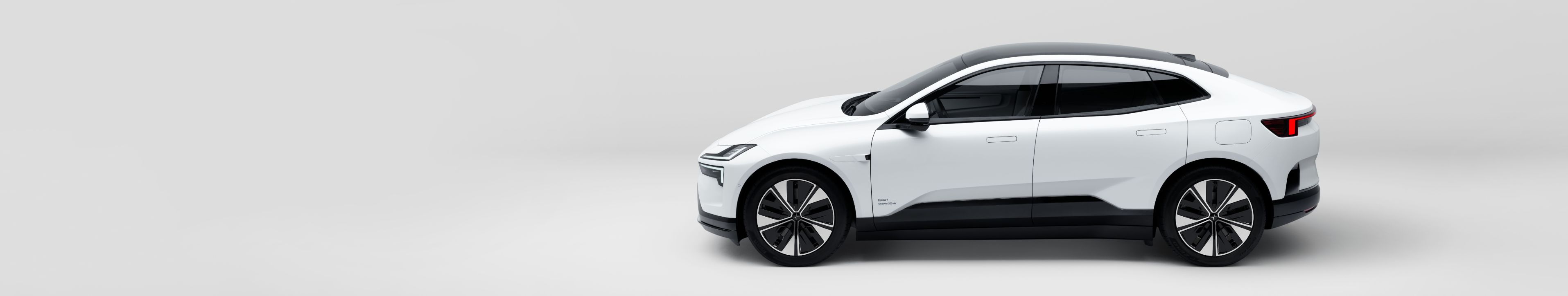 Vit Polestar 4 sedd från sidan med ljusgrå bakgrund