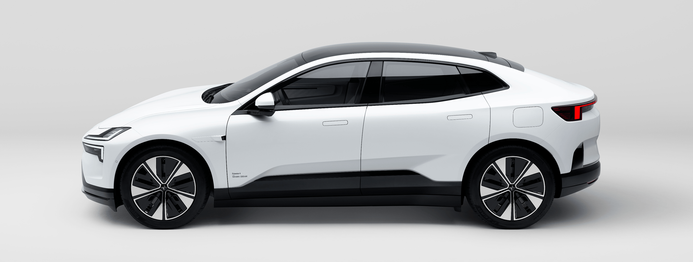 Vit Polestar 4 sedd från sidan med ljusgrå bakgrund