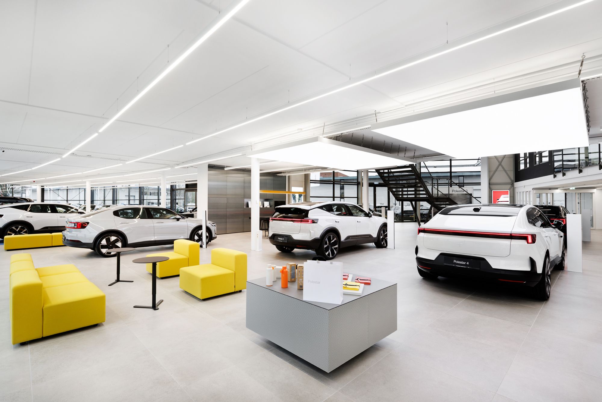 Meerdere Polestars staan binnen een een showroom.