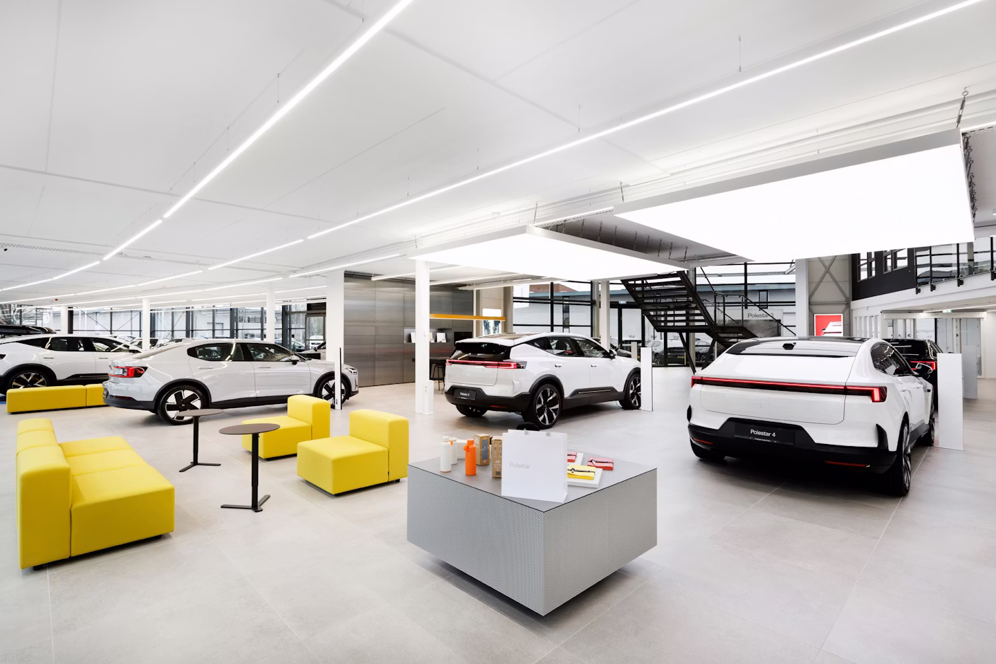 Meerdere Polestars staan binnen een een showroom.
