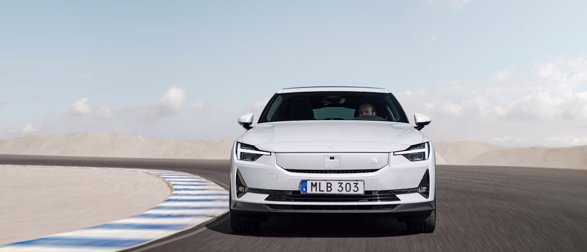 Polestar 2 in Snow, vista da davanti su una pista da corsa.