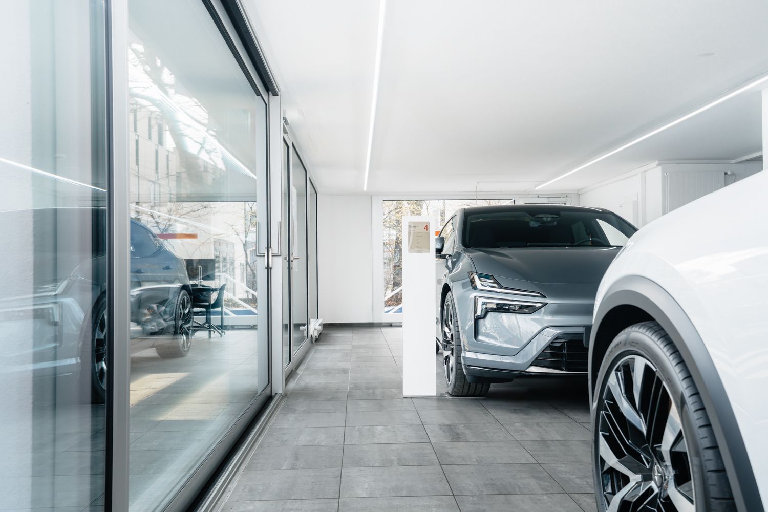 L’intérieur du Polestar Space Saint‑Gall avec une Polestar 4 en Storm vue de face.