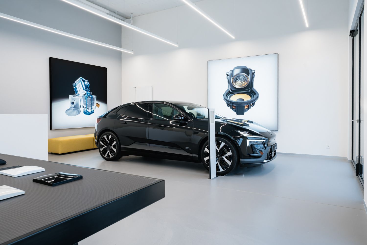 Innenansicht des Polestar Space Zürich Nord mit einem Polestar 4 in der Farbe Space.