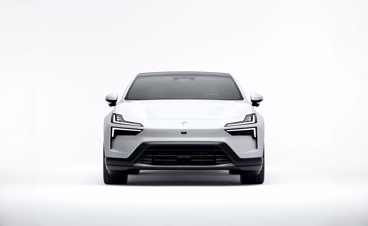Vooraanzicht van een witte Polestar 4.